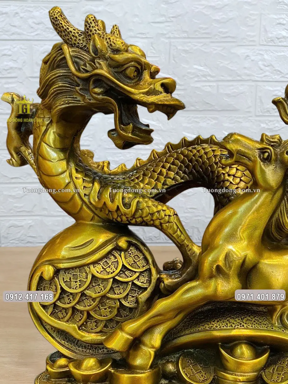 Linh vật Rồng quay đầu nhìn lại linh vật ngựa